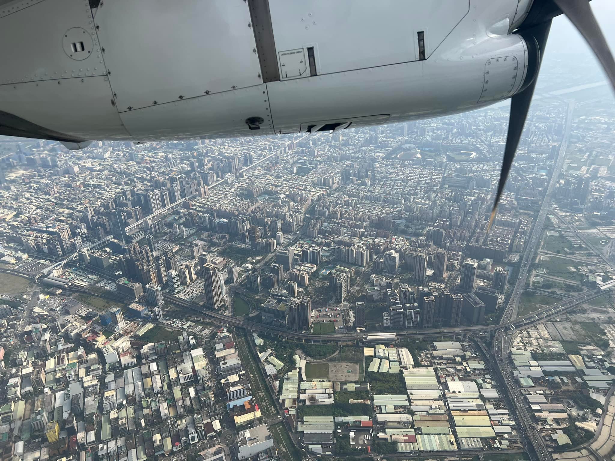 文章圖片：俯瞰下方的建築物、農地，我們的臺灣寶島，真的很漂亮喔